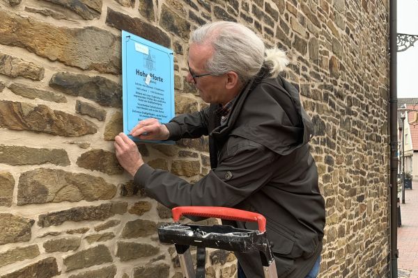 Austausch der in die Jahre gekommen Schilder an der Hohen Pforte